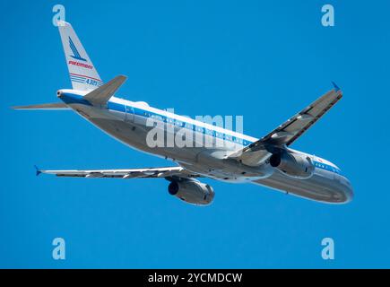Nahaufnahme eines American Airlines Airbus A321-231 mit Piedmont Airlines Lackierung im Flug. Stockfoto