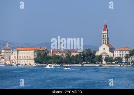 Skyline von Trogir mit Glockenturm der Kathedrale, Blick vom Meer. Kroatien. Stockfoto