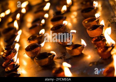 Brennende Kerzen im indischen Tempel. Stockfoto
