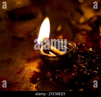 Brennende Kerzen im indischen Tempel. Stockfoto