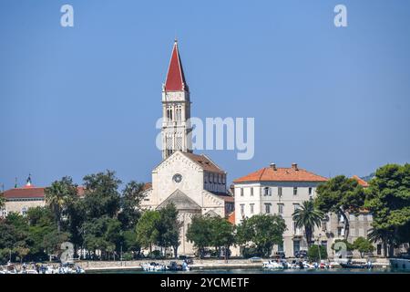 Skyline von Trogir mit Glockenturm der Kathedrale, Blick vom Meer. Kroatien. Stockfoto