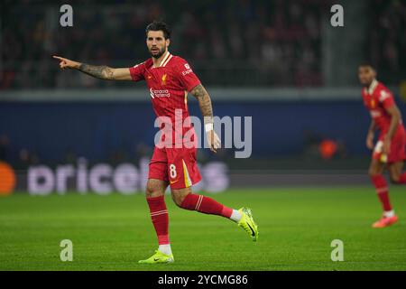 Red Bull Arena, Leipzig, Deutschland. Oktober 2024. Dominik Szoboszlai von Liverpool gibt während eines Spiels der Champions League Group Phase am 3. Tag, RB Leipzig gegen Liverpool, in der Red Bull Arena, Leipzig, Deutschland. Ulrik Pedersen/CSM/Alamy Live News Stockfoto