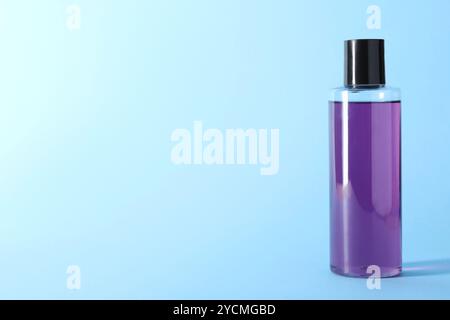 Shampoo in der Flasche auf hellblauem Hintergrund, Platz für Text Stockfoto