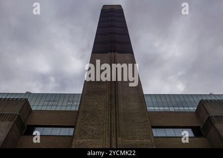 Vor dem Eingang des Tate Modern in London, England am 23. Oktober 2024. Foto: SMP News Stockfoto