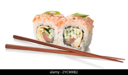 Zwei Sushi mit Essstäbchen Stockfoto
