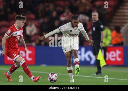 Sam McCallum von Sheffield United übergibt den Ball unter Druck von Ben Doak aus Middlesbrough während des Sky Bet Championship Matches Middlesbrough gegen Sheffield United im Riverside Stadium, Middlesbrough, Großbritannien, 23. Oktober 2024 (Foto: Alfie Cosgrove/News Images) Stockfoto