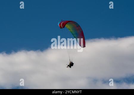 Thrills in the Sky: Tandem-Paragliding-Abenteuer, Eine Lebensart Stockfoto