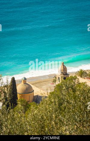 Kirche Varigotti am Ligurischen Meer von oben, Italien Stockfoto