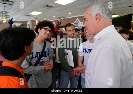 Philadelphia, Usa. Oktober 2024. Senator Bob Casey (D-PA) begrüßt Unterstützer und Studenten während einer politischen Veranstaltung, die von Temple University Democrats am 23. Oktober 2024 in North Philadelphia, PA, USA veranstaltet wurde. (Foto: Bastiaan Slabbers/SIPA USA) Credit: SIPA USA/Alamy Live News Stockfoto