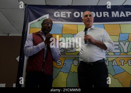 Philadelphia, Usa. Oktober 2024. Senator Bob Casey (D-PA), zusammen mit Senator Rev. Raphael Warnock (D-GA) macht Halt für eine politische Veranstaltung, die von Temple University Democrats am 23. Oktober 2024 in North Philadelphia, PA, USA veranstaltet wird (Foto: Bastiaan Slabbers/SIPA USA) Credit: SIPA USA/Alamy Live News Stockfoto