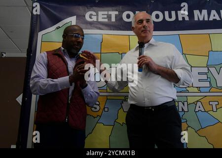 Philadelphia, Usa. Oktober 2024. Senator Bob Casey (D-PA), zusammen mit Senator Rev. Raphael Warnock (D-GA) macht Halt für eine politische Veranstaltung, die von Temple University Democrats am 23. Oktober 2024 in North Philadelphia, PA, USA veranstaltet wird (Foto: Bastiaan Slabbers/SIPA USA) Credit: SIPA USA/Alamy Live News Stockfoto