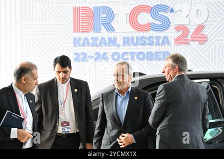 Kasan, Russland. Oktober 2024. Der iranische Präsident Masoud Pezeshkian trifft am 23. Oktober 2024 in Kasan, Tatarstan, Russland, zum zweiten Tag des 16. BRICS-Gipfels im Kasaner Kreml ein. Quelle: Kirill Zykov/Brics-Russia2024.Ru/Alamy Live News Stockfoto