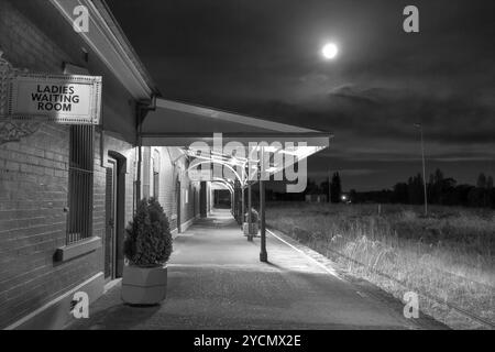 Cowra Bahnhof bei Vollmond Stockfoto