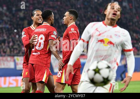 Darwin Nunez (Liverpool FC, #9), Ryan Gravenberch (Liverpool FC, #38), Trent Alexander-Arnold (Liverpool FC, #66), Xavi Simons (RB Leipzig, #10) GER, RB Leipzig vs. Liverpool FC, Fußball, UEFA Champions League, Saison 2024/2025, 3. SPIELTAG, 23.10.2024 (DFL-VORSCHRIFTEN VERBIETEN DIE VERWENDUNG VON FOTOS ALS BILDSEQUENZEN UND/ODER QUASI-VIDEO.) Foto: Eibner-Pressefoto/Ryan Sleiman Stockfoto