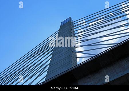 Blick von unten auf die Penobscot Narrows Bridge mit ihren Kabeln und dem Observatorium auf einem der beiden strukturellen Granittürme, Prospect, Maine Stockfoto