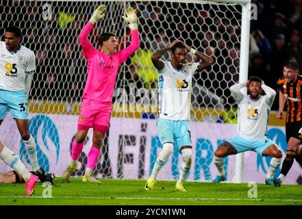 Burnleys Jadon Anthony reagiert nach einem Fehlschlag in der letzten Minute während des Sky Bet Championship Matches im MKM Stadium, Hull. Bilddatum: Mittwoch, 23. Oktober 2024. Stockfoto