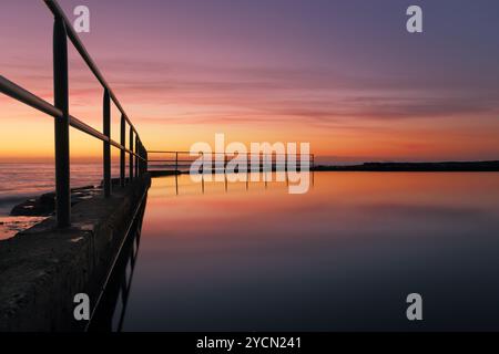 Wombarra Pool Sonnenaufgang Stockfoto