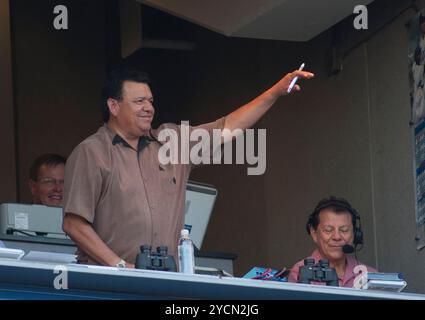 Los Angeles, Kalifornien, USA. September 2014. Fernando Valenzuela stirbt am 23. Oktober 2024. Los Angeles Dodgers Pitcher Fernando Valenzuela würdigt die Krähe während des Spiels zwischen den Los Angeles Dodgers gegen die Washington Nationals am 1. September 2014 im Dodger Stadium in Los Angeles, Kalifornien. ARMANDO ARORIZO (Credit Image: © Armando Arorizo/Prensa Internacional Via ZUMA Press Wire) NUR REDAKTIONELLE VERWENDUNG! Nicht für kommerzielle ZWECKE! Stockfoto