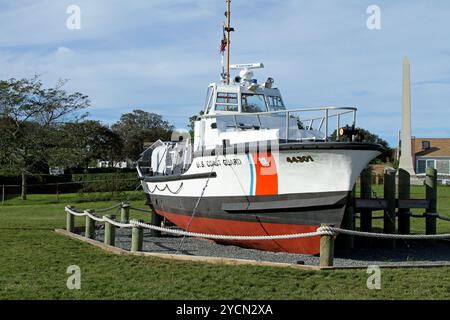 Der pensionierte Cutter 44301 der U.S. Coast Guard wurde auf dem Rasen in der Chatham Light Coast Guard Station in Chatham, Massachusetts, auf Cape Cod ausgestellt Stockfoto