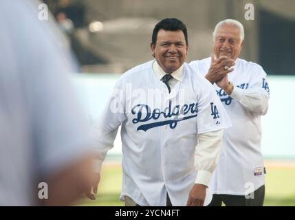 Los Angeles, Kalifornien, USA. 31. März 2011. Der ehemalige Pitcher Fernando Valenzuela wirft das erste Feld vor den Los Angeles Dodgers, die am Eröffnungstag im Dodger Stadium am 31. März 2011 in Los Angeles, Kalifornien, gegen die San Francisco Giants spielen. Armando Arorizo/ (Credit Image: © Armando Arorizo/Pi/Prensa Internacional Via ZUMA Press Wire) NUR REDAKTIONELLE VERWENDUNG! Nicht für kommerzielle ZWECKE! Stockfoto