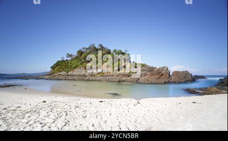 Die kleine Insel am südlichen Ende von Number One Beach, Seal Rocks, Myall Lakes National Park, Great Lakes, NSW Australien. Die Insel ist umgeben Stockfoto