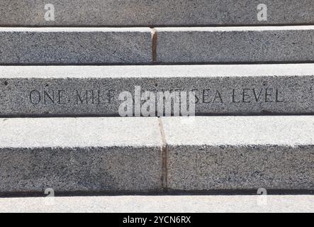 Der One Mile High Step am Colorado State Capitol in Denver, der Mile High City. Stockfoto