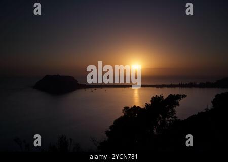 Ruhiger Sonnenaufgang und Silhouetten über Pittwater, Broken Bay, Palm Beach Stockfoto