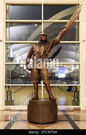 Skulptur des Fliegers Elrey Jeppesen von George Lundeen am internationalen Flughafen Denver, Colorado, USA Stockfoto