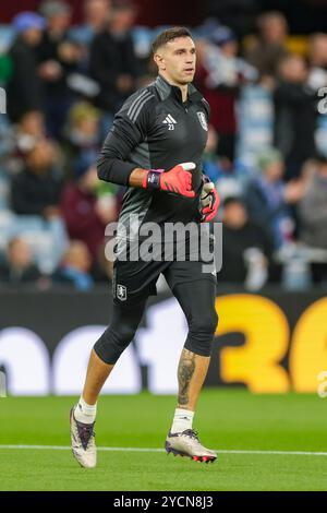 Aston Villa Torhüter Emiliano Martínez (23) wärmt sich am 22. Oktober 2024 während des Spiels Aston Villa FC gegen Bologna FC 1909 UEFA Champions League Runde 1 in Villa Park, Birmingham, England, Großbritannien auf. Credit: Every Second Media/Alamy Live News Stockfoto