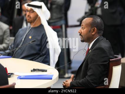 Kasan, Russland. Oktober 2024. Äthiopiens Premierminister Abiy Ahmed, rechts, und der Präsident der VAE Scheich Mohamed bin Zayed, links, hören Redner während eines Treffens der BRICS-Staats- und Regierungschefs während des 16. BRICS-Gipfels im Kasaner Kreml am 23. Oktober 2024 in Kasan, Tatarstan, Russland. Quelle: Planetpix/Alamy Live News Stockfoto