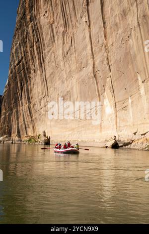 Dinosaur, Colorado – Flussrafter passieren Steamboat Rock am Green River im Dinosaur National Monument nahe dem Zusammenfluss mit dem Yampa River. Stockfoto