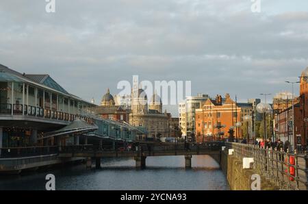 Blick auf das Stadtzentrum von Hull vom Princes Dock. Links: Prince Quay; Mitte links: Rathaus; Mitte rechts: BBC Look North HQ; rechts: Humber Dock St Stockfoto