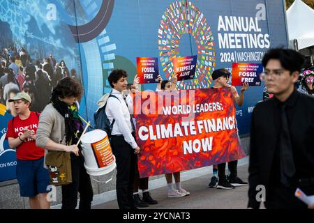 Washington, USA. Oktober 2024. Klimaprotestierende demonstrieren vor dem Hauptquartier des IWF während der laufenden Jahrestagungen des Internationalen Währungsfonds und der Weltbankgruppe 2024 in Washington, DC, am Mittwoch, den 23. Oktober, 2024. (Graeme Sloan/SIPA USA) Credit: SIPA USA/Alamy Live News Stockfoto