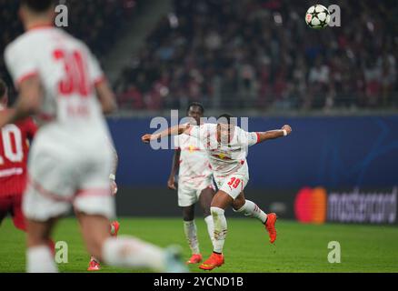 Leipzig, Deutschland. 23. Oktober 2024. Benjamin Henrichs aus Leipzig führt beim MD3-Spiel zwischen RB Leipzig und Liverpool in der Red Bull Arena in Leipzig an. Quelle: Ulrik Pedersen/Alamy Stockfoto