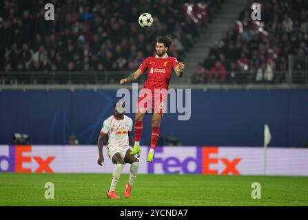 Leipzig, Deutschland. 23. Oktober 2024. Dominik Szoboszlai von Liverpool führt während des MD3-Spiels zwischen RB Leipzig und Liverpool in der Red Bull Arena in Leipzig an. Quelle: Ulrik Pedersen/Alamy Stockfoto