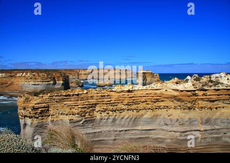 Der Port Campbell National Park verfügt über eine Reihe steiler Klippen mit Blick auf die vorgelagerten Inseln, Felsen, Schluchten, Bögen und Blaslöcher. Stockfoto