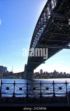 Sydney Harbour Bridge von der Straße unten Stockfoto