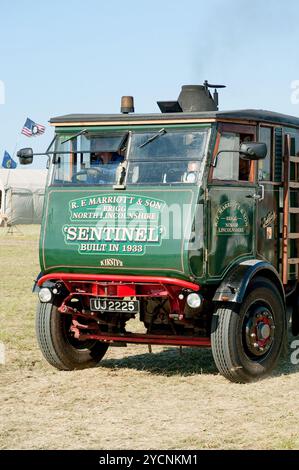 Ein 1933 grüner Sentinel-Lkw mit Dampfantrieb, UJ 2225, fährt 2005 bei der Ackworth Classic Vehicle Rally in West Yorkshire um den Ring Stockfoto