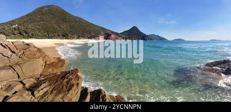 Wrack Beach in Port Stephens ist Teil des Tomaree National Park und kann nur über einen Wanderweg erreicht werden. Stockfoto