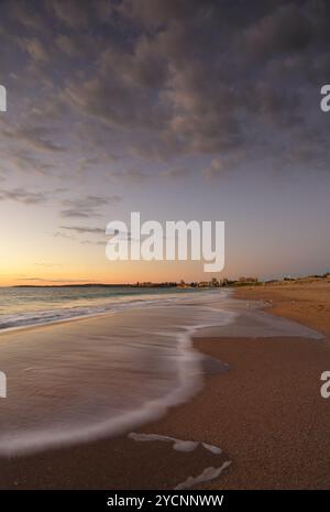 Wunderschönes Morgenlicht vor Sonnenaufgang am Wanda Beach in Sydney. Wanda ist ein Name der Ureinwohner und bedeutet Sandhügel, und die ursprünglichen Bewohner waren die G Stockfoto