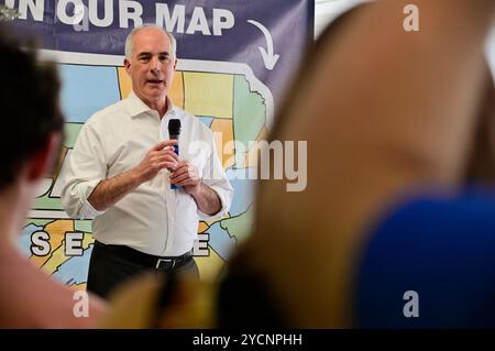 Senator Bob Casey (D-PA) spricht während einer politischen Veranstaltung, die am 23. Oktober 2024 von den Demokraten der Temple University in North Philadelphia, PA, USA veranstaltet wurde Credit: OOgImages/Alamy Live News Stockfoto