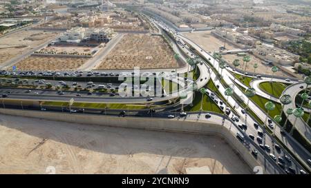 Riad City Saudi Arabien, Drohnenansicht der geschäftigen Autobahn The Green Field KSA - Drohnen Fotografie Stockfoto