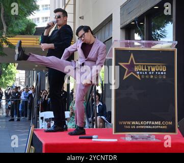 Los Angeles, Usa. Oktober 2024. Schauspieler Ken Jeong (L) singt Robin Thicke während einer Enthüllungszeremonie zu Ehren Jeong mit dem 2.794. Star auf dem Hollywood Walk of Fame in Los Angeles am Mittwoch, den 23. Oktober 2024. Foto: Jim Ruymen/UPI Credit: UPI/Alamy Live News Stockfoto