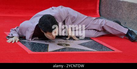 Los Angeles, Usa. Oktober 2024. Der Schauspieler Ken Jeong feiert den Moment während einer Enthüllungszeremonie, die ihn am Mittwoch, den 23. Oktober 2024, mit dem 2.794. Star auf dem Hollywood Walk of Fame in Los Angeles ehrt. Foto: Jim Ruymen/UPI Credit: UPI/Alamy Live News Stockfoto