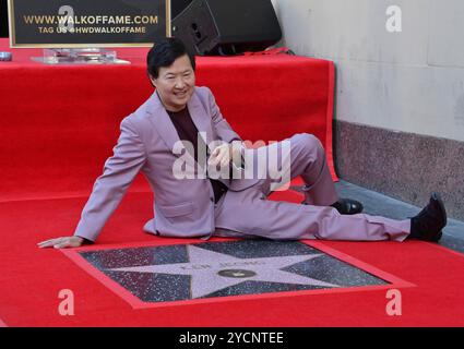 Los Angeles, Usa. Oktober 2024. Der Schauspieler Ken Jeong feiert den Moment während einer Enthüllungszeremonie, die ihn am Mittwoch, den 23. Oktober 2024, mit dem 2.794. Star auf dem Hollywood Walk of Fame in Los Angeles ehrt. Foto: Jim Ruymen/UPI Credit: UPI/Alamy Live News Stockfoto