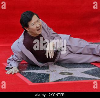Los Angeles, Usa. Oktober 2024. Der Schauspieler Ken Jeong feiert den Moment während einer Enthüllungszeremonie, die ihn am Mittwoch, den 23. Oktober 2024, mit dem 2.794. Star auf dem Hollywood Walk of Fame in Los Angeles ehrt. Foto: Jim Ruymen/UPI Credit: UPI/Alamy Live News Stockfoto