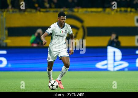 Bern, Schweiz. Oktober 2024. Bern, 23. Oktober 2024: Denzel Dumfries (2 Inter) kontrolliert den Ball während des UEFA Champions League-Spiels zwischen BSC Young Boys und FC Internazionale im Wankdorf Stadion in Bern. (Daniela Porcelli/SPP) Credit: SPP Sport Press Photo. /Alamy Live News Stockfoto