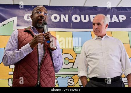 Senator Rev. Raphael Warnock (D-GA) spricht während er für Senator Bob Casey (D-PA) bei einer politischen Veranstaltung, die von Temple University Democrats am 23. Oktober 2024 in North Philadelphia, PA, USA veranstaltet wurde Credit: OOgImages/Alamy Live News Stockfoto