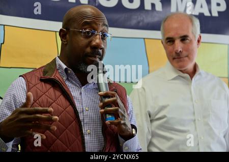 Senator Rev. Raphael Warnock (D-GA) spricht während er für Senator Bob Casey (D-PA) bei einer politischen Veranstaltung, die von Temple University Democrats am 23. Oktober 2024 in North Philadelphia, PA, USA veranstaltet wurde Credit: OOgImages/Alamy Live News Stockfoto
