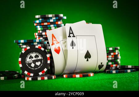 Chips und zwei Asse Stockfoto